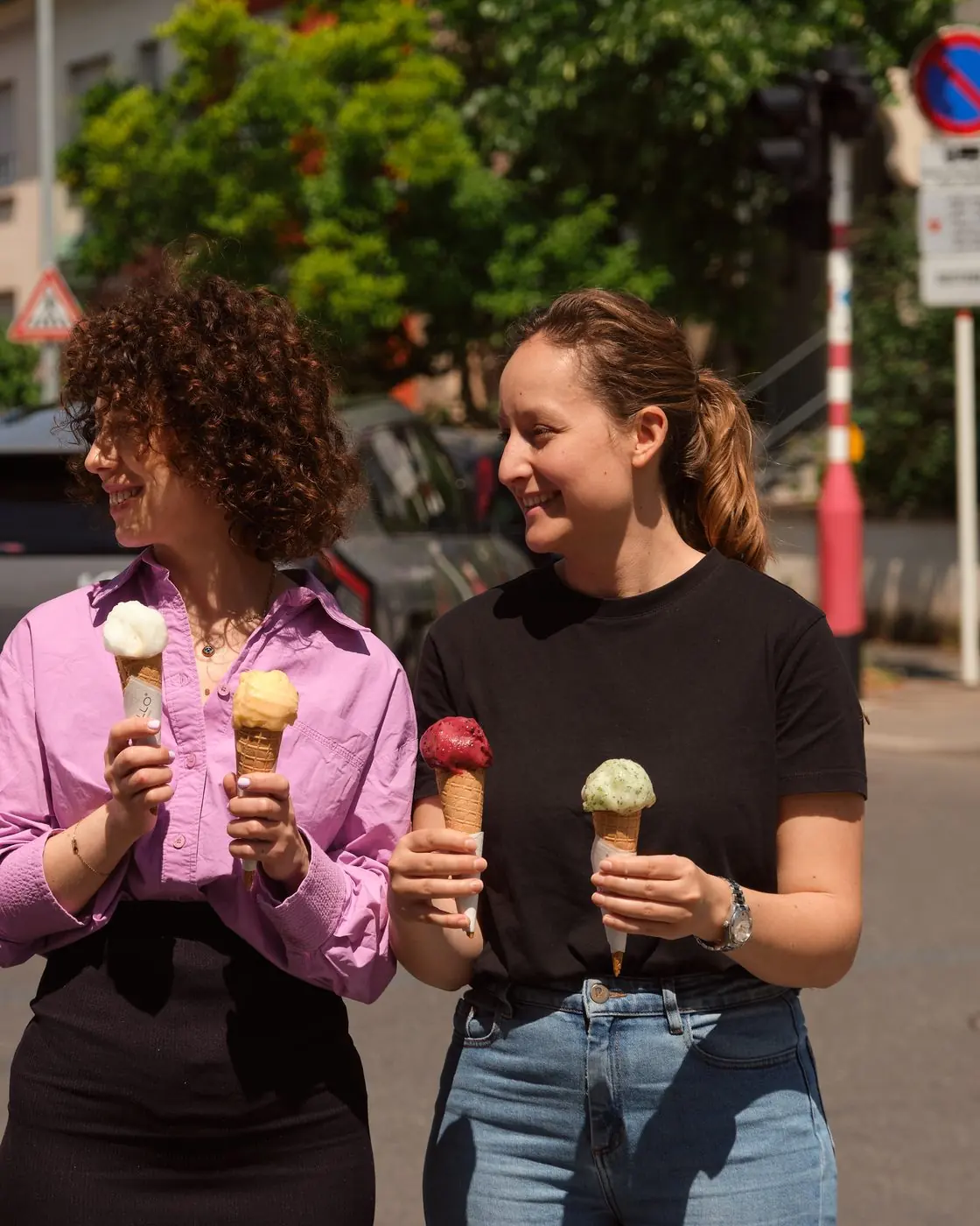 Zwou Frëndinnen mat Glace op der Strooss