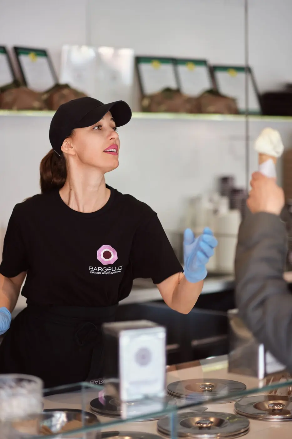 Eng Servéierin um Glace-Comptoir vu Bargello