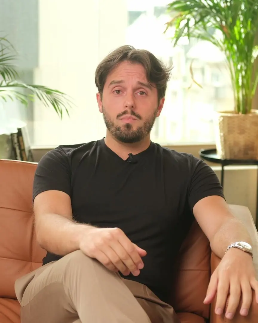 Image du reel 1 : Andrea sur un canapé en cuir, face caméra