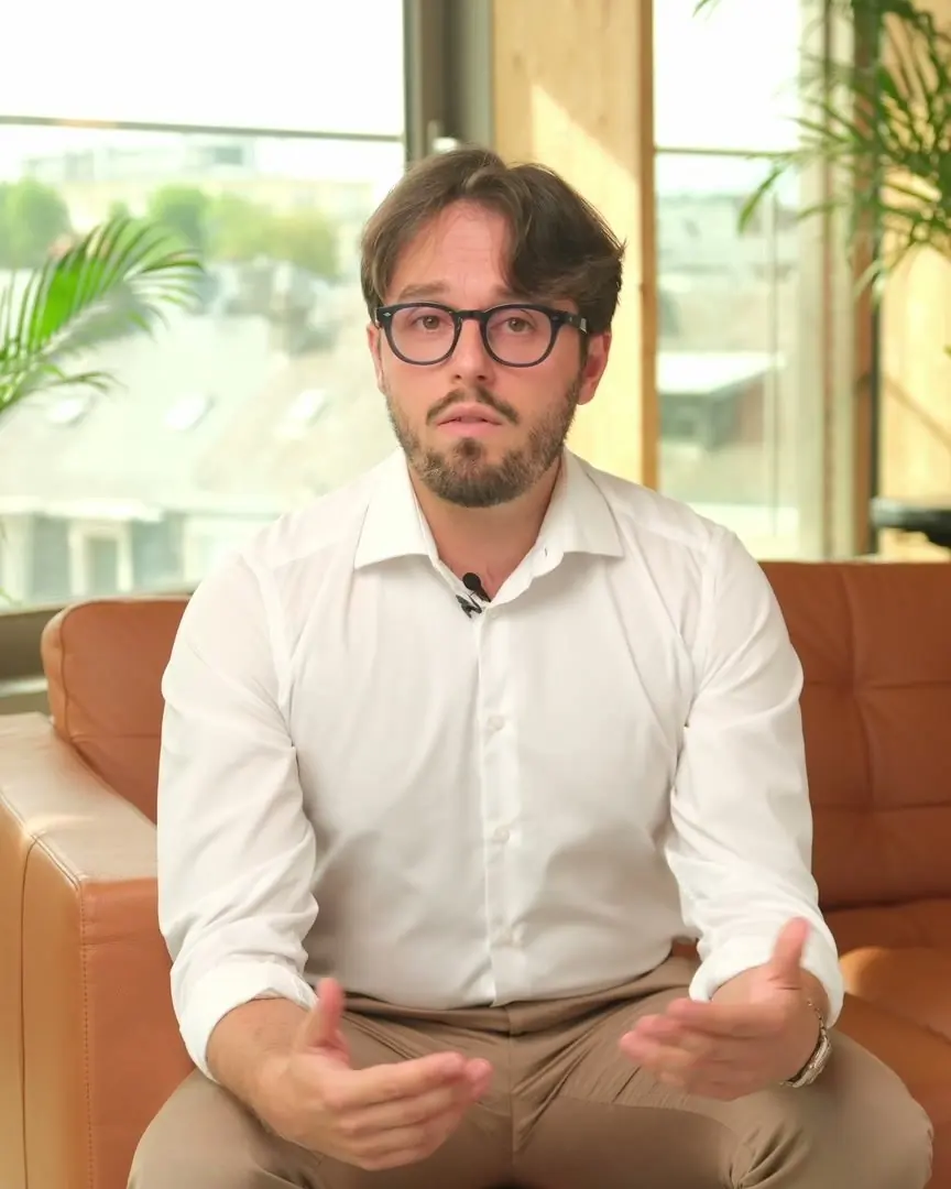 Image du reel 2 : Andrea près de la fenêtre en chemise blanche