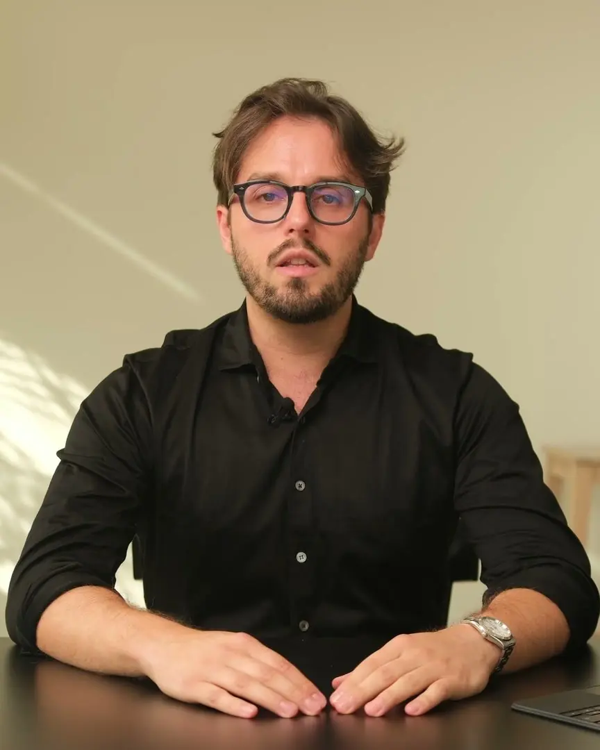 Image du reel 3 : Andrea à un bureau en chemise noire